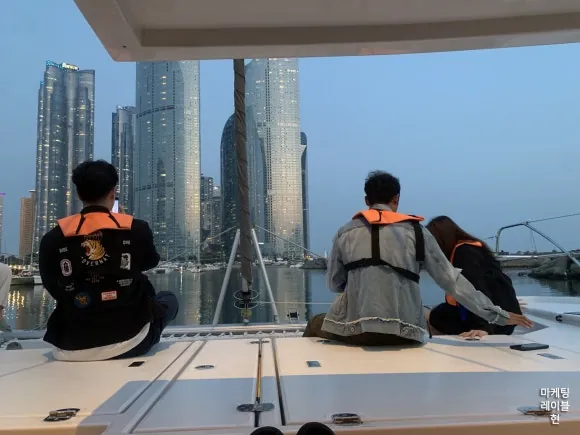 부산 도심을 배경으로 요트에서 쉬는 모습
